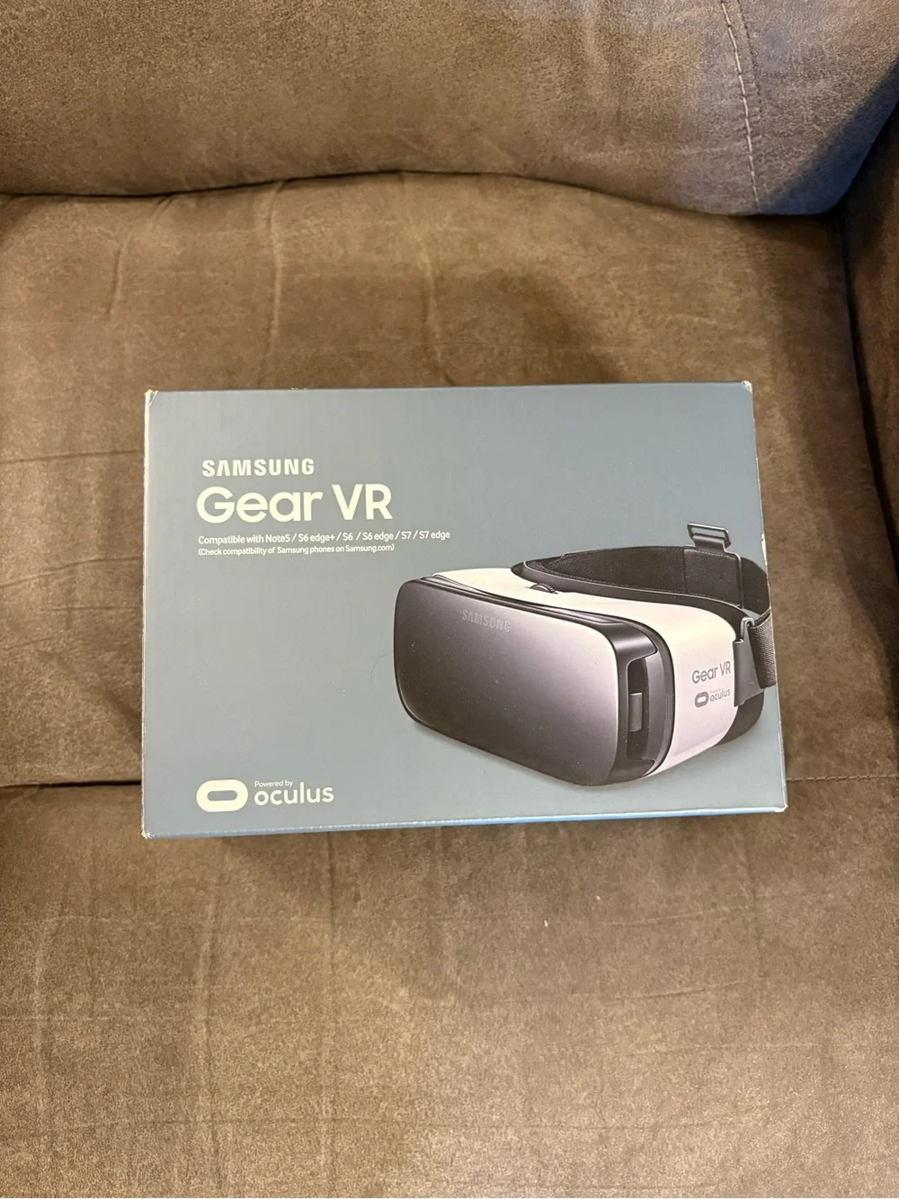 Samsung Gear VR Headset — White and Black